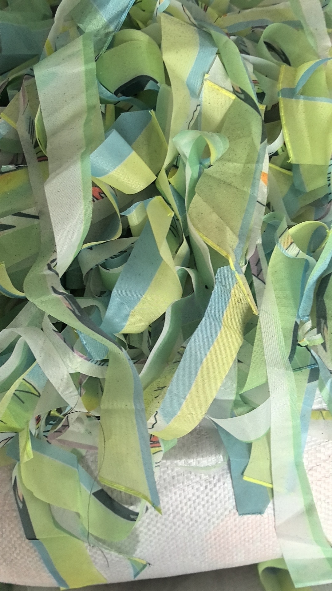 收购雨伞布边角料，月需100多吨